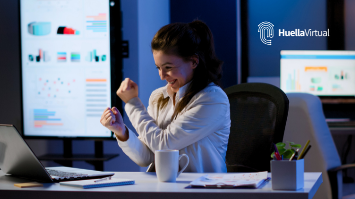 Mujer celebrando métricas de su estrategia de marketing digital