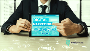 hombre empresario con Tablet usando marketing digital