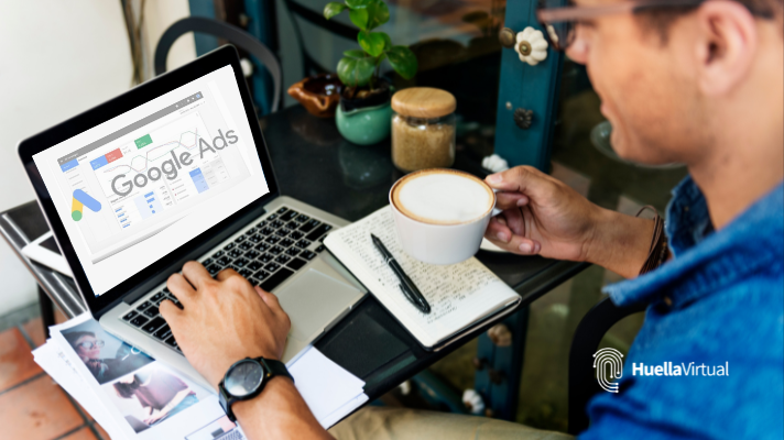Hombre creando campaña en Google Ads