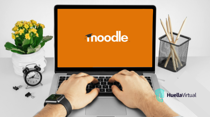 pantalla de computador den Moodle listo para crear cursos en Moodle